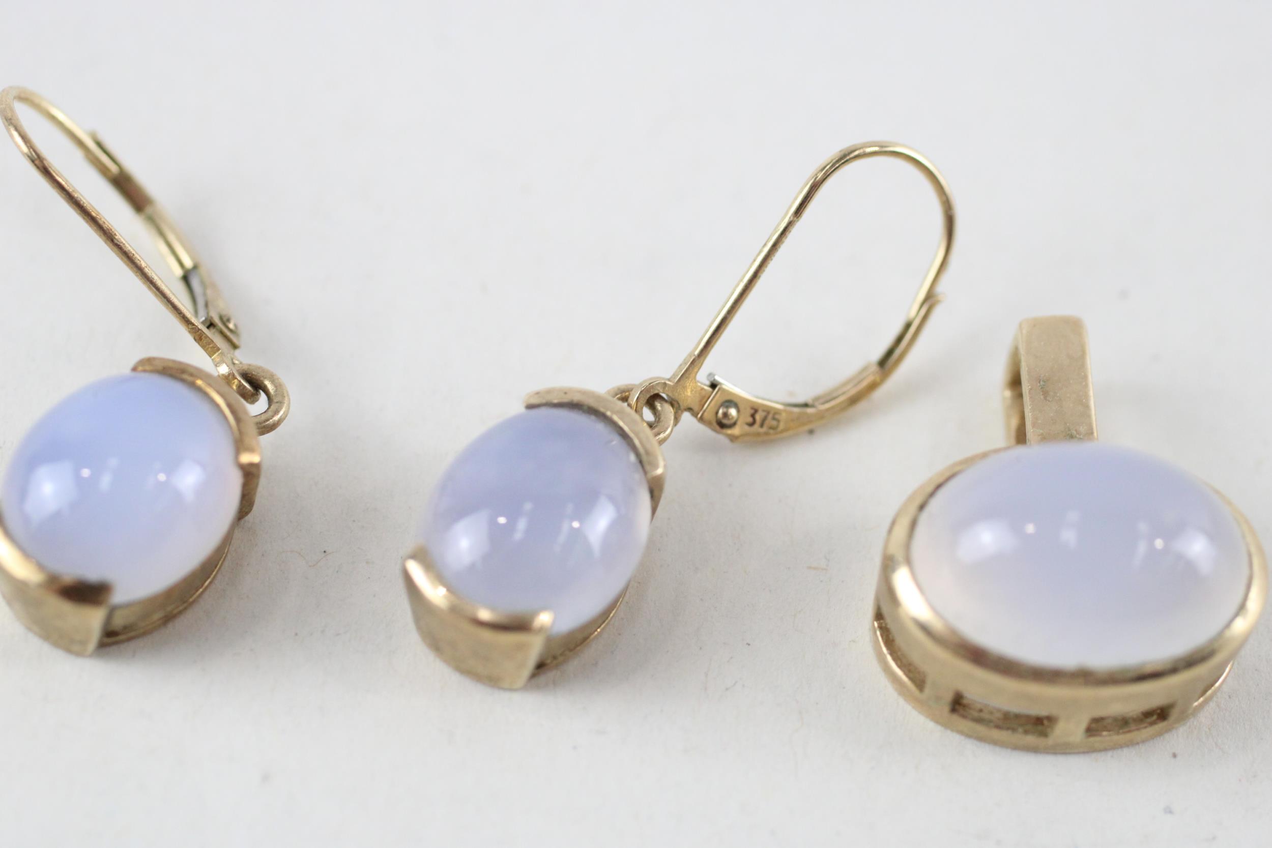 9ct gold chalcedony pendant & earrings set (9.1g) - Image 3 of 4