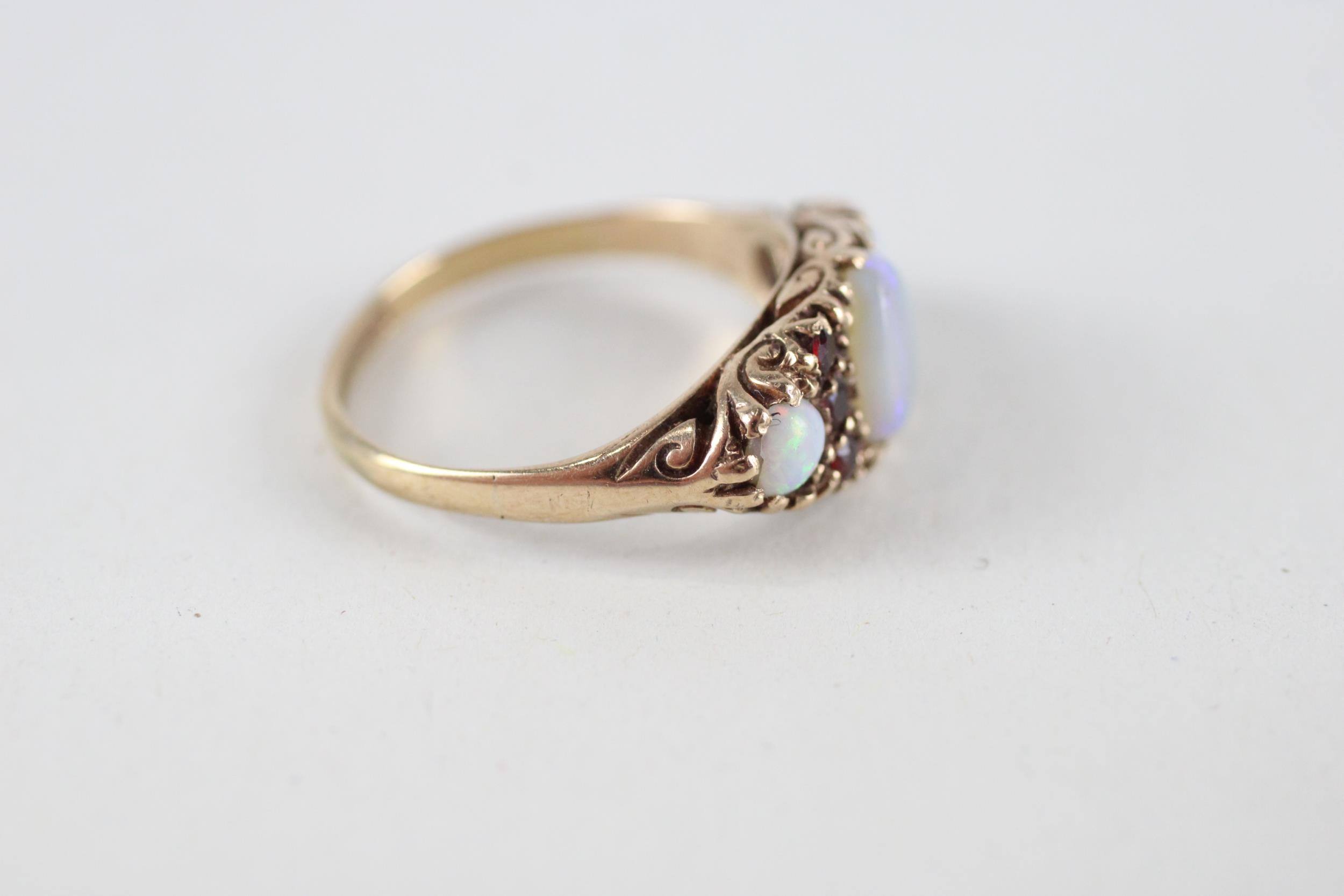 9ct gold opal & garnet ring (2.9g) Size K - Image 2 of 4