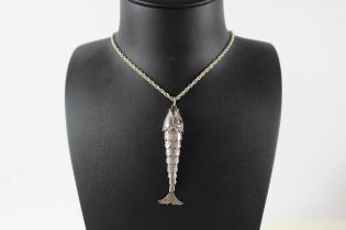 A vintage silver articulated lucky fish pendant and chain (18g)