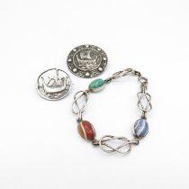 A collection of Scottish silver jewellery including an agate bracelet (35g)