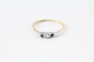 18ct gold sapphire & diamond three stone ring (1.4g) Size P