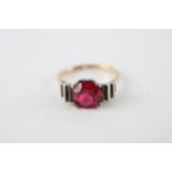 9ct gold & silver synthetic ruby single stone ring (3.8g) Size N 1/2