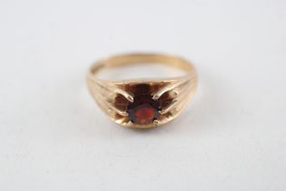 9ct gold garnet single stone ring (3.5g) Size R