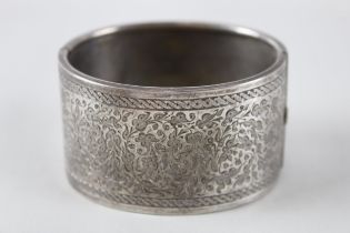 A decorative Victorian silver bangle (40g)