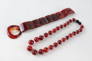 A 1930s agate bead necklace and an agate buckle bracelet (97g)