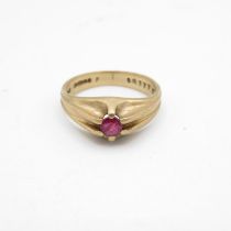 9ct gold ruby ring (3.8g) Size P