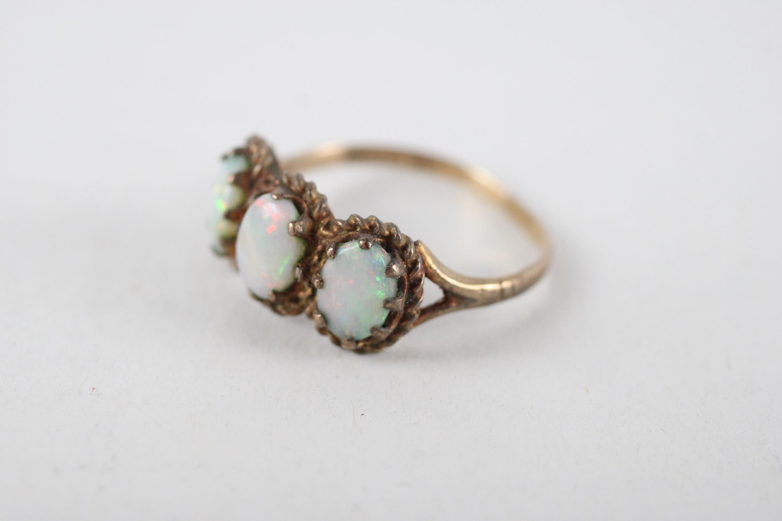 9ct gold opal three stone ring (2.8g) Size R - Image 3 of 4