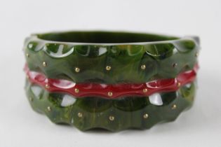 A 1930s green and cherry Bakelite bangle (50g)