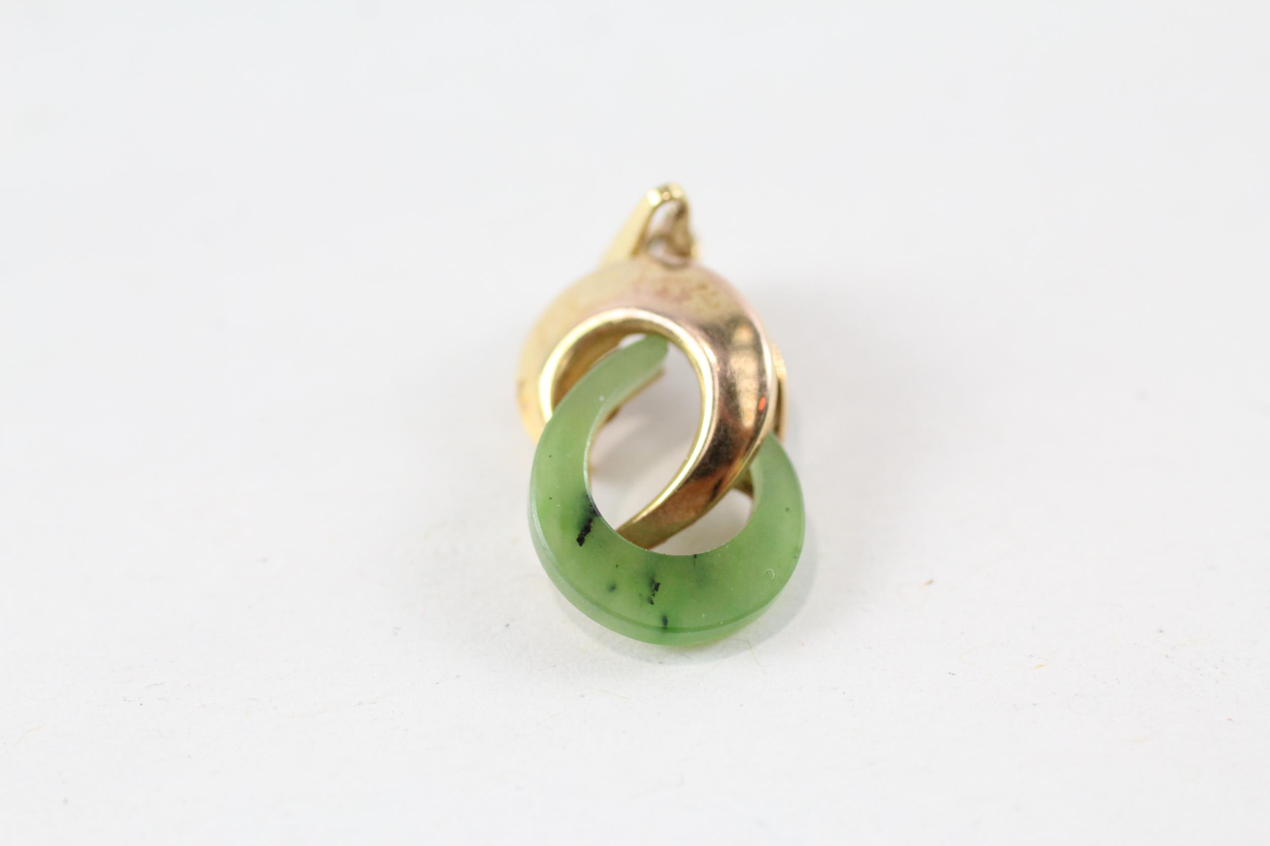 2x 9ct gold green gemstone pendants (3.3g) - Image 4 of 5