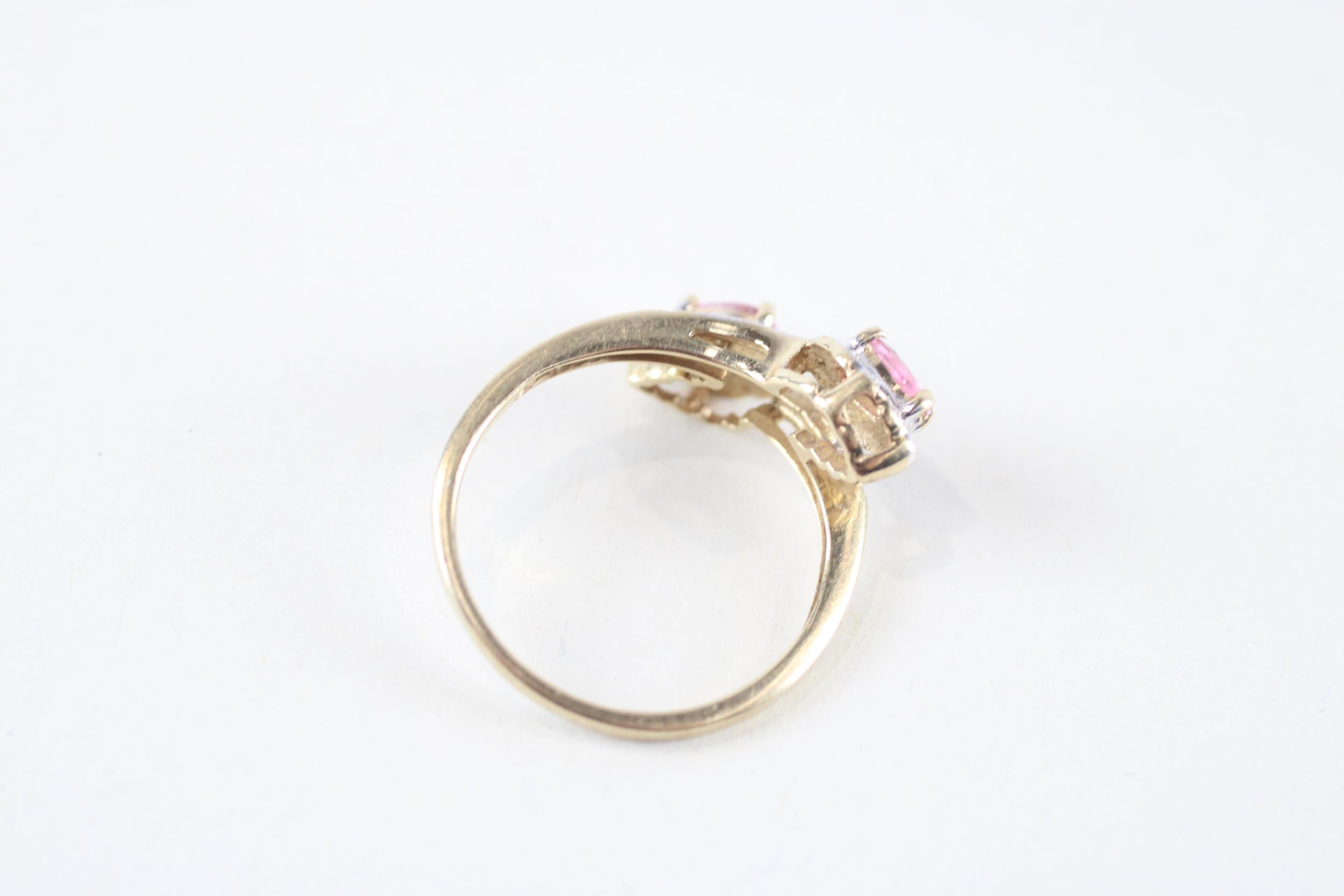 9ct gold pink sapphire & diamond cross over ring (2.1g) Size O - Image 4 of 5