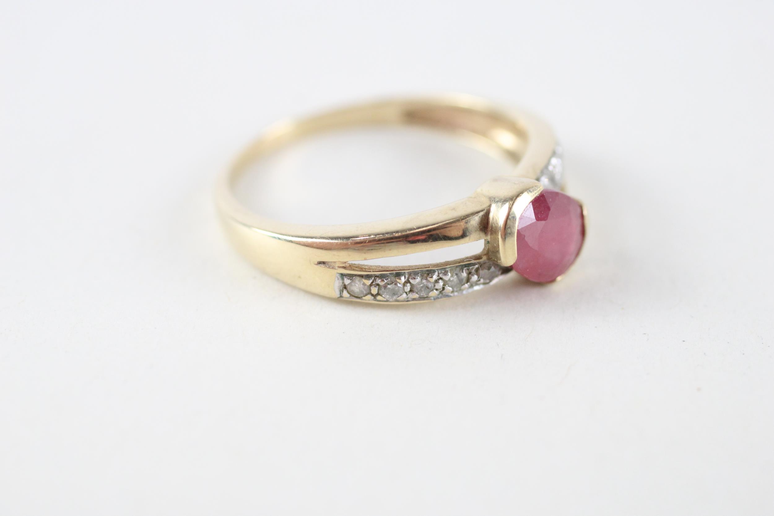 9ct gold ruby & diamond ring (2.4g) Size R - Image 2 of 4