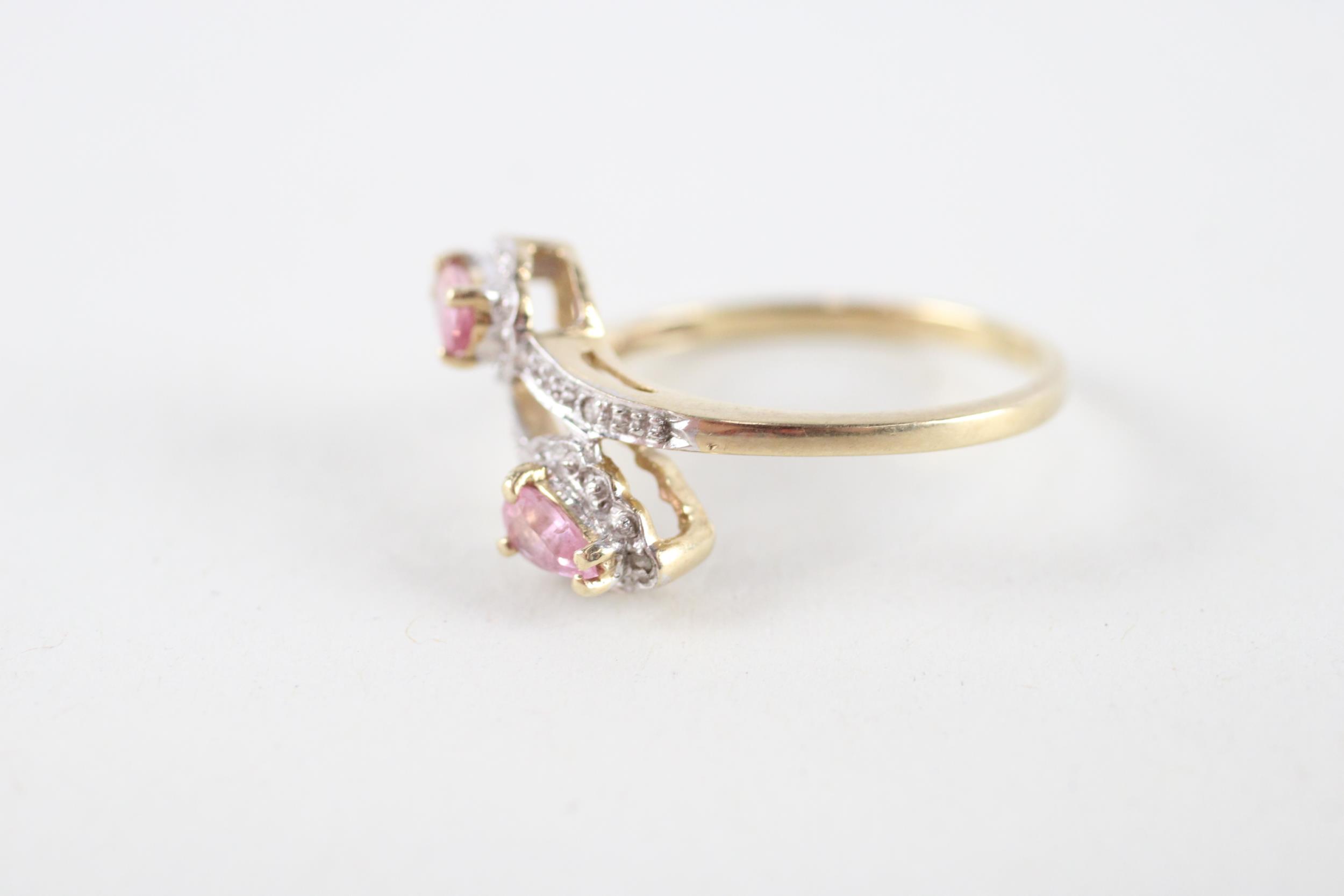 9ct gold pink sapphire & diamond cross over ring (2.1g) Size O - Image 3 of 5