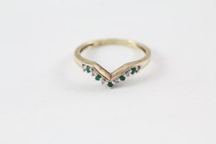 9ct gold diamond & emerald chevron ring (1.6g) Size O