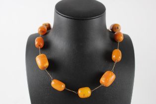 An antique amber bead necklace (69g)