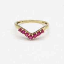 9ct gold ruby chevron ring (1.4g) Size P