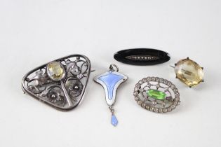 A collection of antique silver jewellery pieces including an enamel pendant (23g)