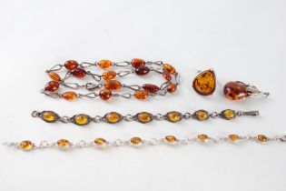 A collection of silver amber set jewellery pieces (40g)