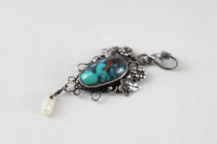 A silver Arts and Crafts pendant set with turquoise and a baroque pearl (5g)