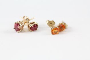 2x 9ct gold red & orange stud earrings (1.9g)