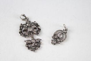 Two 19th century silver paste set pendants (9g)