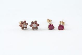 2x 9ct gold ruby & opal stud earrings (1.3g)