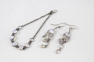 A silver moonstone bracelet and drop earrings (6g)