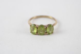 9ct gold peridot three stone ring (2.1g) Size N