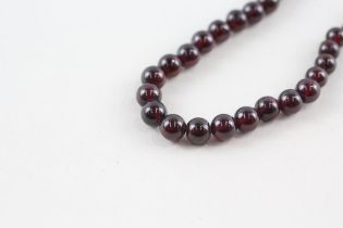 9ct gold clasp garnet beaded single strand necklace (35.5g)