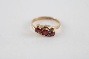 9ct gold garnet topped doublet & red paste three stone ring with Chester hallmark (1.2g) Size G