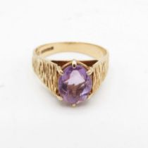 9ct gold and amethyst ladies bark effect ring (3.8g) Size O