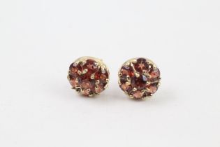 9ct gold garnet set cluster stud earrings (1.8g)