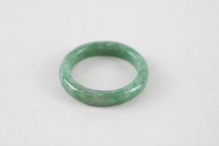 9ct gold jade band ring (2.3g) Size Q