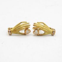 18ct gold and diamond hand earrings (2.4g)