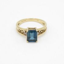 HM 9ct gold dress ring with blue rectangular centre stone (3g) Size N 1/2