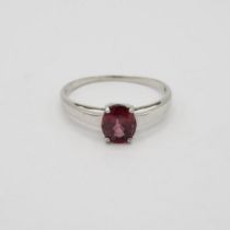 HM 9ct white gold ring with red centre stone (1.6g) Size P