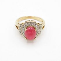 HM 9ct gold dress ring with red centre stone (4.6g) Size N 1/2