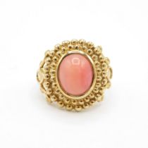 HM 9ct gold ornate dress ring with coral coloured centre stone (7.9g) O