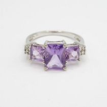 HM 9ct white gold dress ring with pale purple stones (2.4g) Size O 1/2