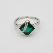 HM 10ct white gold ring with green centre stone (2.1g) Size N