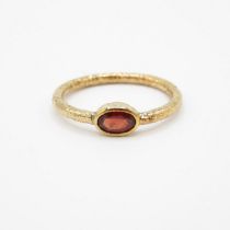 HM 9ct gold patterned ring with red centre stone (1.5g) Size O 1/2