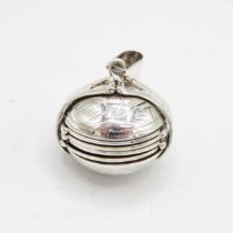 925 HM Sterling Silver concertina photo locket opens up to reveal 4 photographs. Length when open is