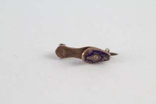 9ct gold enamel shoe brooch with base pin (0.7g)