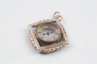 9ct gold compass pendant (4.8g)