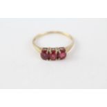 9ct gold red gemstone three stone ring (1.6g) Size Q