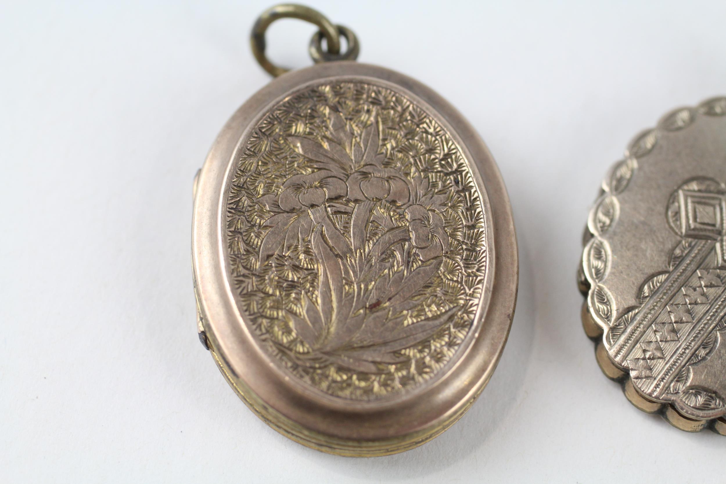 3x 9ct gold back & front antique patterned lockets (27.6g) - Image 2 of 5