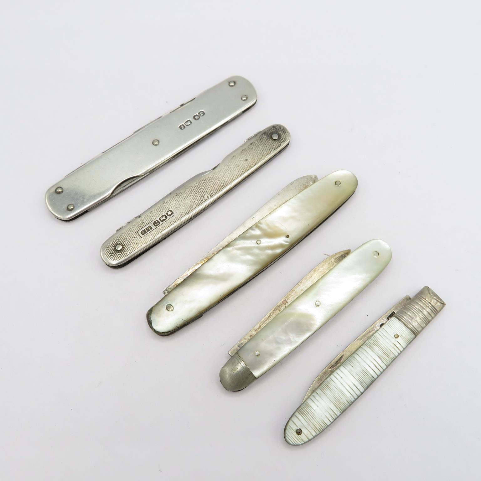 A selection of 5 silver and mother of pearl fruit knives 94g in weigh // - Image 2 of 2