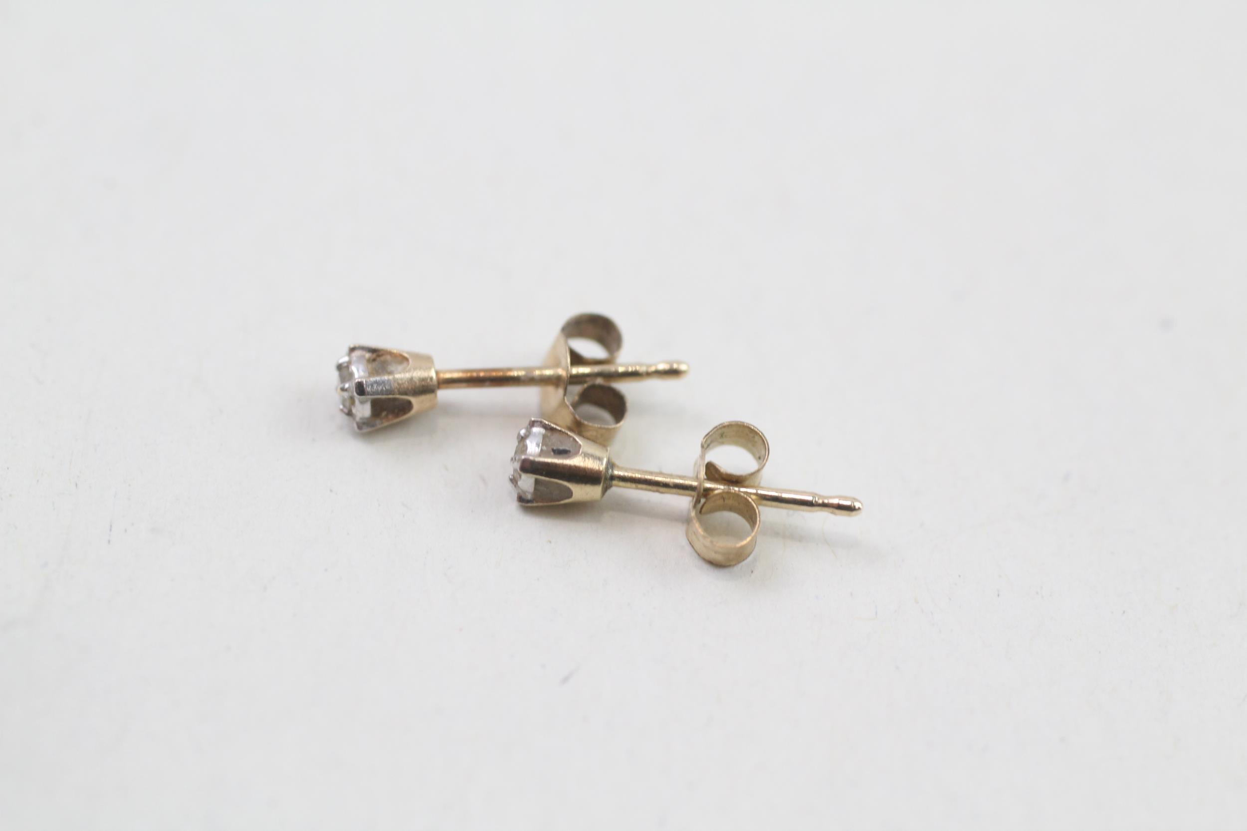 2x 9ct gold diamond stud earrings (1.4g) - Image 5 of 5