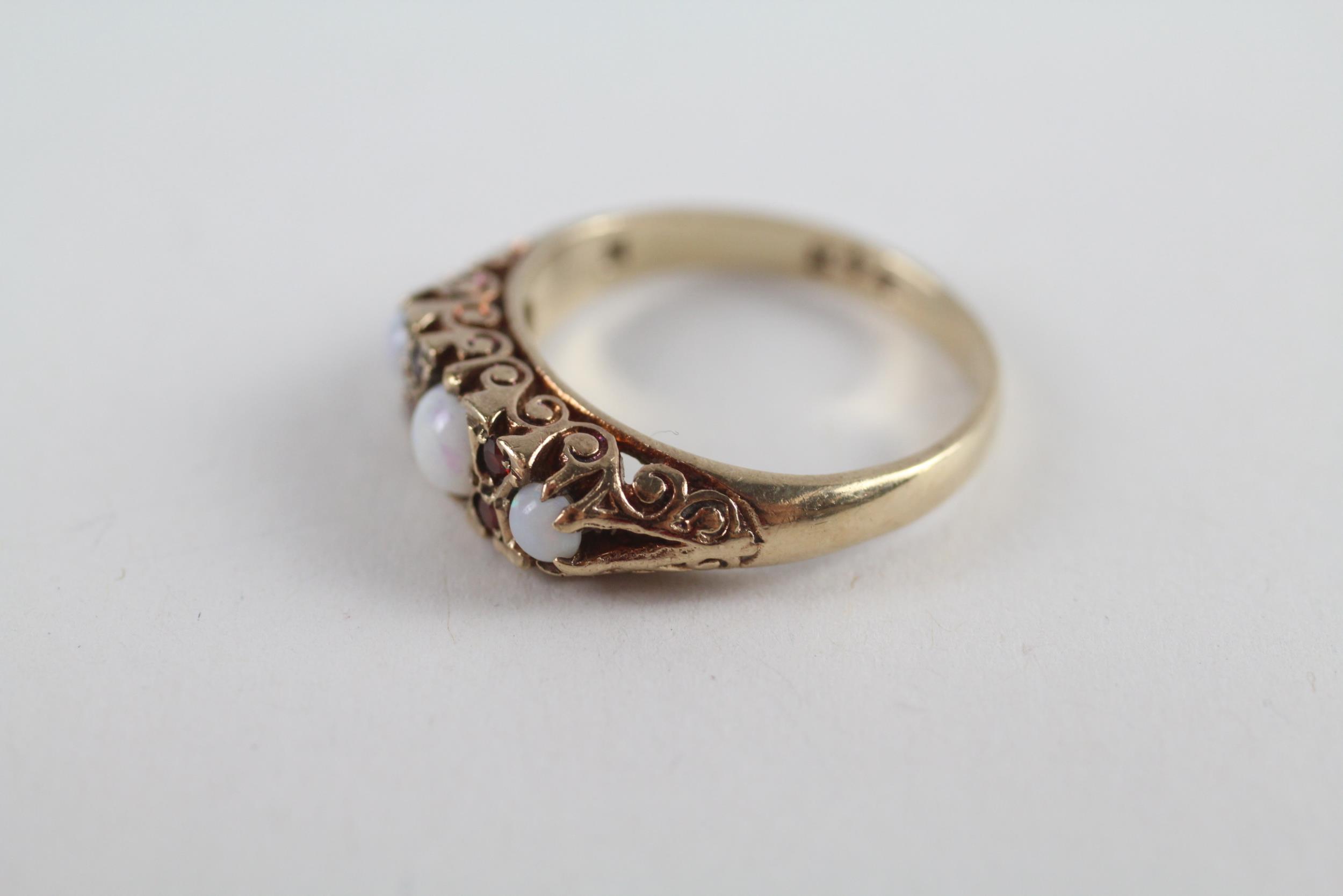 9ct gold opal & garnet vintage ring (2.7g) Size K - Image 3 of 5