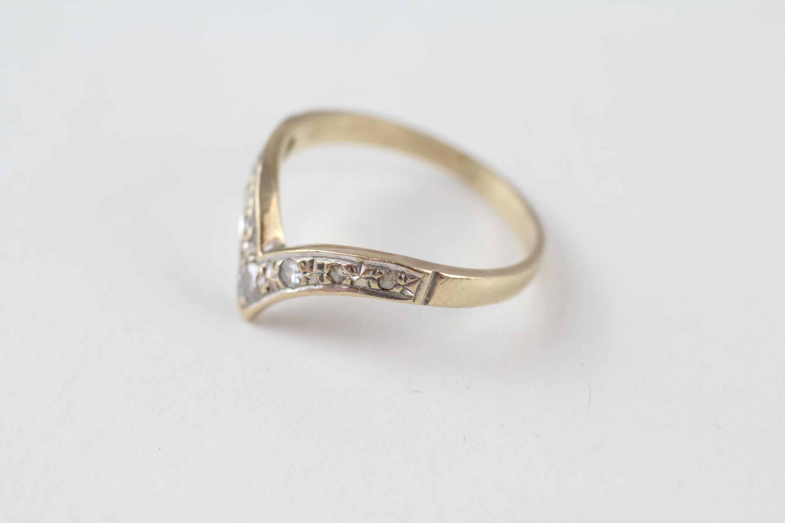 9ct gold diamond wishbone ring (1.6g) Size K 1/2 - Image 4 of 4