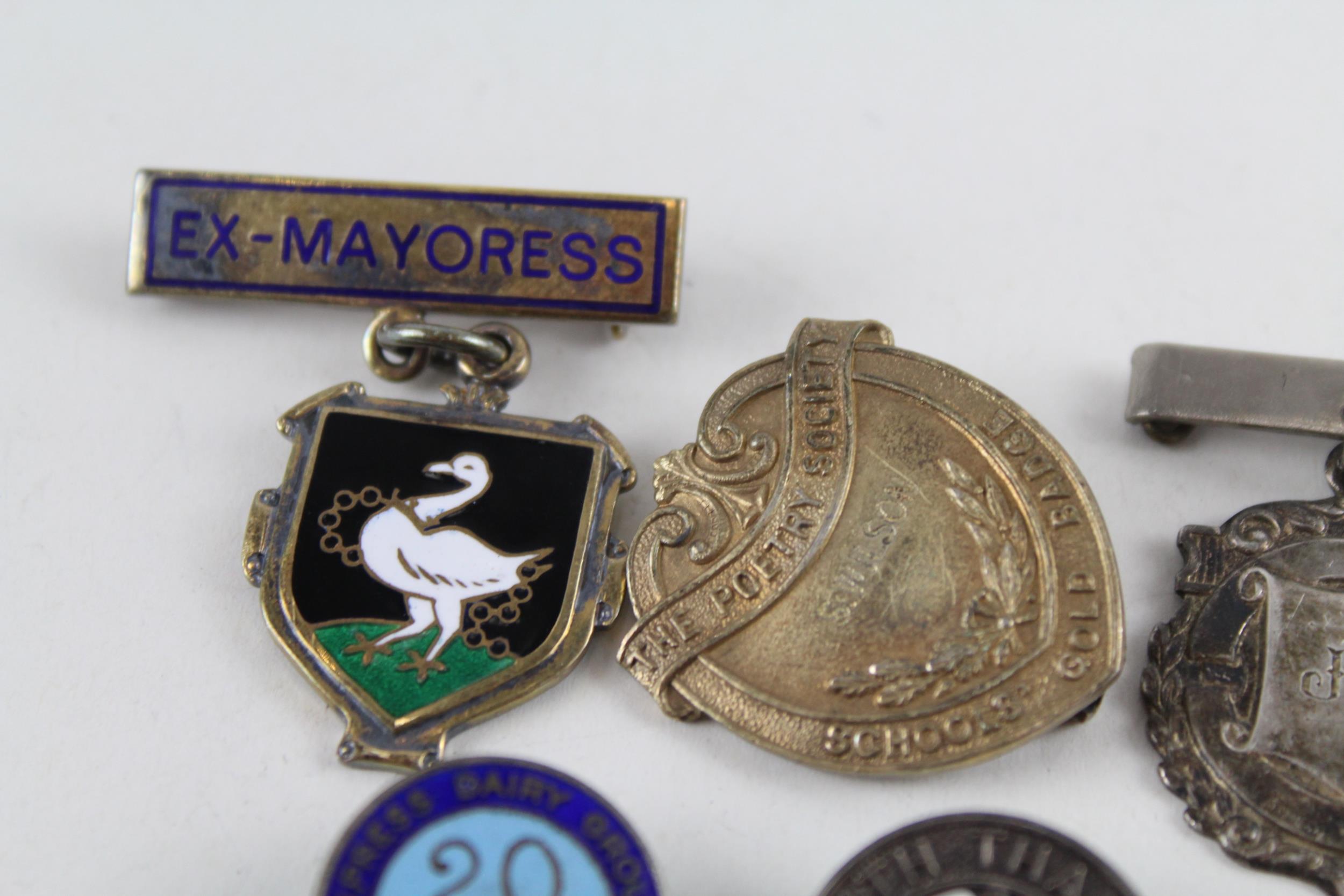 8 x Vintage Hallmarked .925 Sterling Silver Badges Inc Enamel, Boy Scout Etc 57g // In vintage - Image 2 of 6